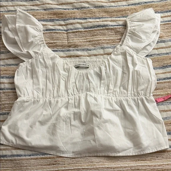 Abercrombie & Fitch flutter sleeve top. - Picture 3 of 8